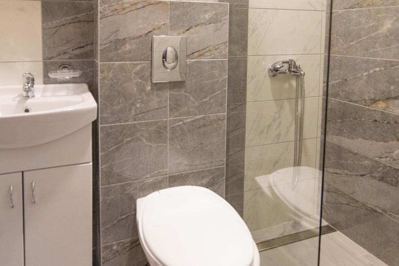 Viktorijini Konaci Aparthotel Kremna Buitenkant foto