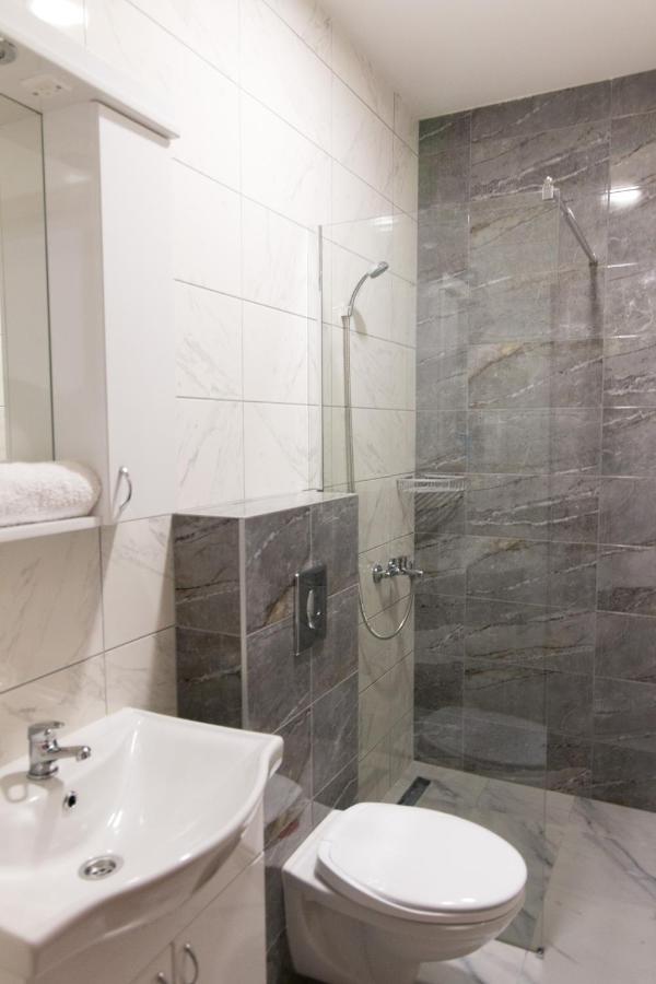 Viktorijini Konaci Aparthotel Kremna Buitenkant foto