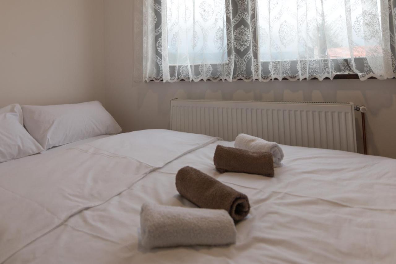 Viktorijini Konaci Aparthotel Kremna Buitenkant foto