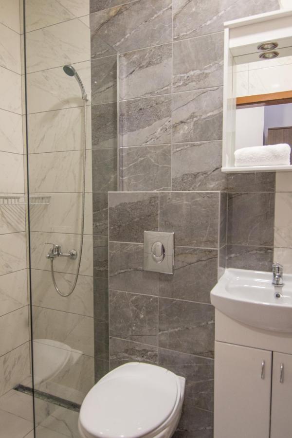 Viktorijini Konaci Aparthotel Kremna Buitenkant foto
