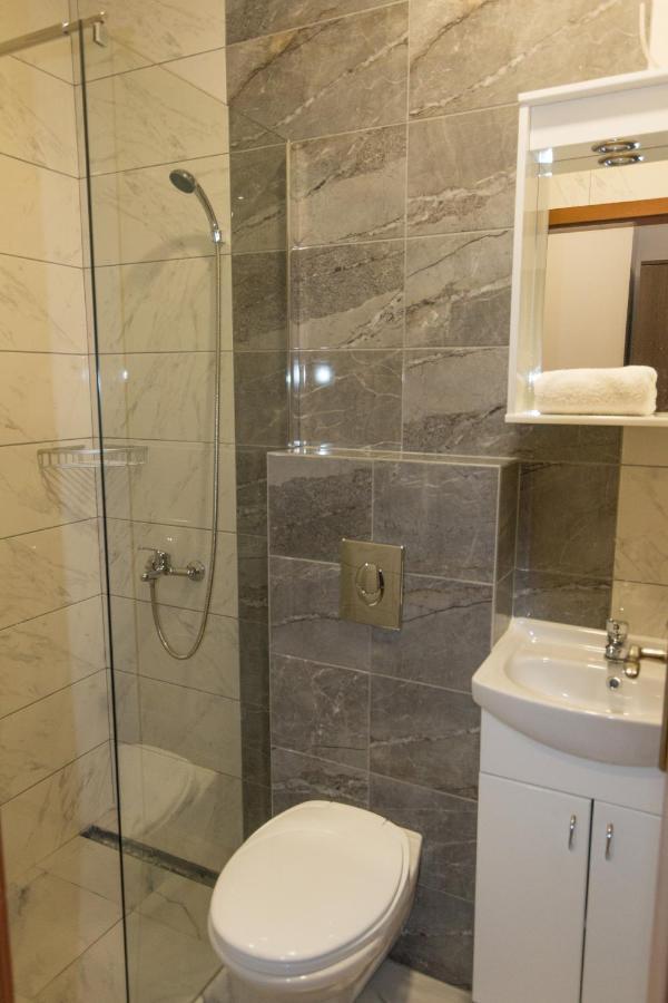 Viktorijini Konaci Aparthotel Kremna Buitenkant foto