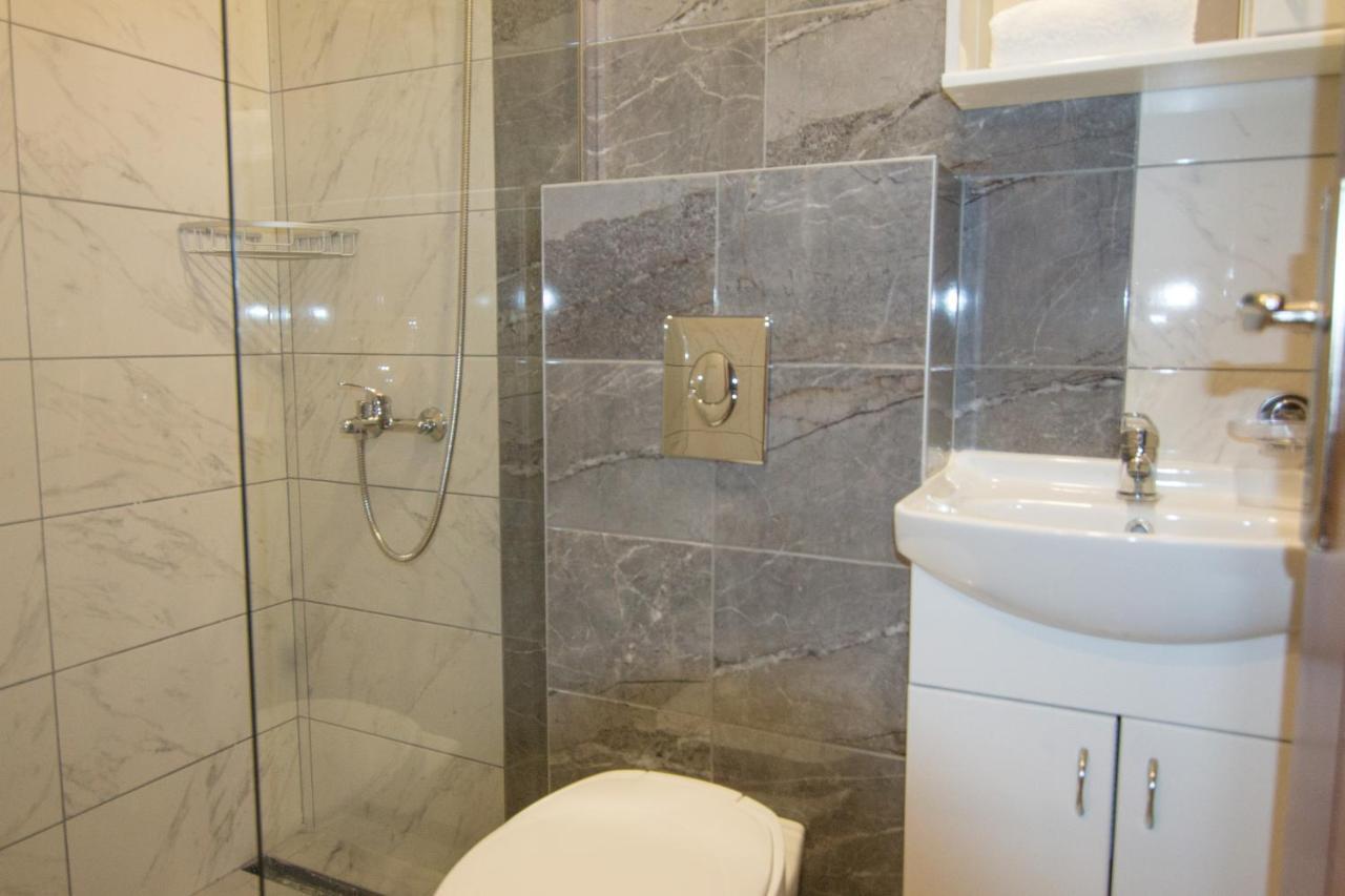 Viktorijini Konaci Aparthotel Kremna Buitenkant foto